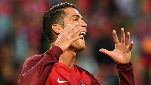 Ronaldo bị “khóa ngòi” bởi… đạo diễn video ca nhạc - 1