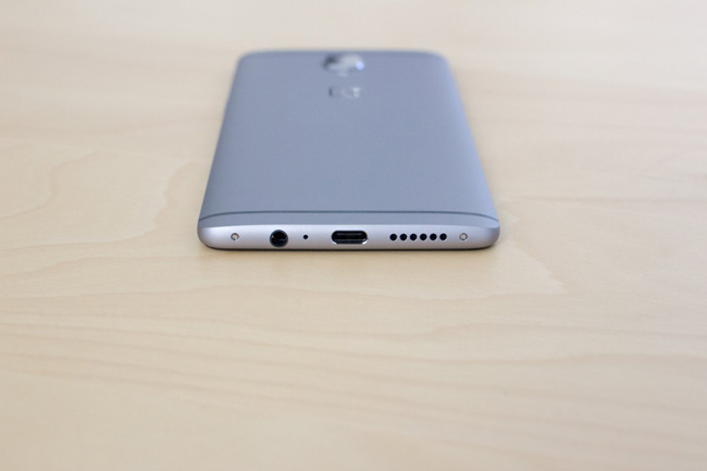 OnePlus 3 sở hữu lớp vỏ kim loại nguyên khối, viên pin 3.000 mAh, tích hợp hai SIM, mạng 4G LTE, và khởi chạy hệ điều hành Android 6.0.
