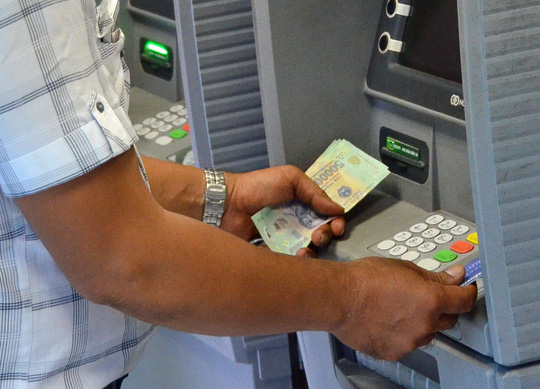 Bớt gánh nặng phí ATM - 1