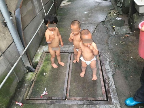 Bé gái 2 tuổi trần truồng dắt 2 em sinh đôi bỏ trốn - 1