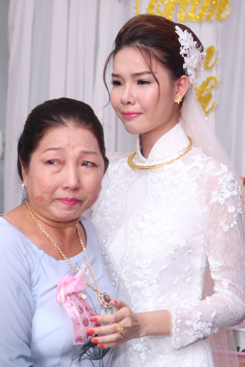 Kỳ Hân hạnh phúc bật khóc trong đám hỏi