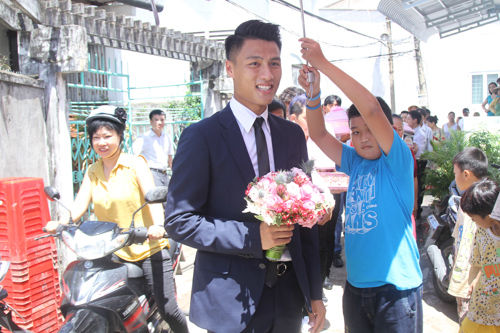 Kỳ Hân hạnh phúc bật khóc trong đám hỏi