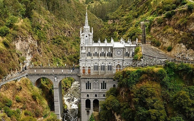 Thánh đường Las Lajas, Colombia: Nhà thờ này được xây dựng trên độ cao 100 m phía bên trong hẻm núi sông Guáitara vào khoảng năm 1916-1949, có kiến trúc Gothic hiện đại. Ảnh: AP.
