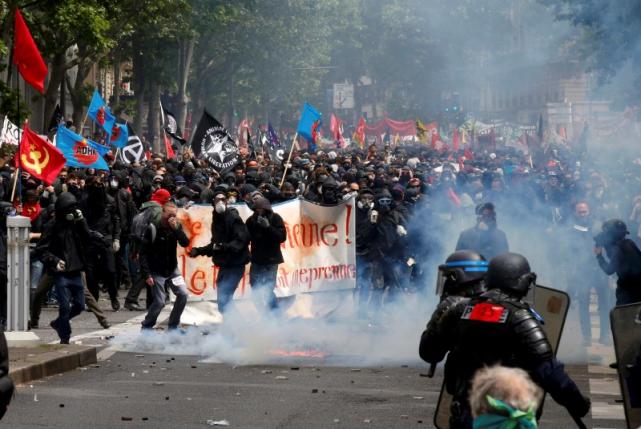 Cảnh sát Pháp &#34;oằn&#34; mình chống chọi rừng người bạo loạn - 1