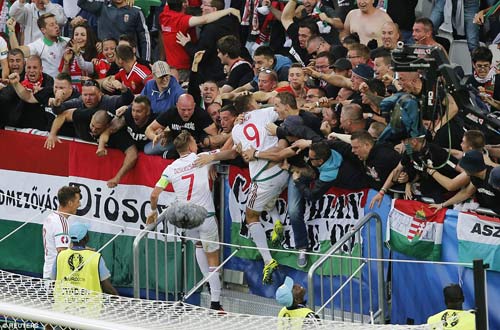 Ảnh đẹp Euro 15/6: "Màn mở hội" sau lưng Ronaldo - 2