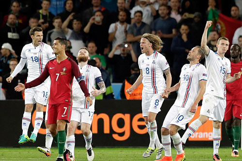 Ảnh đẹp Euro 15/6: "Màn mở hội" sau lưng Ronaldo - 8