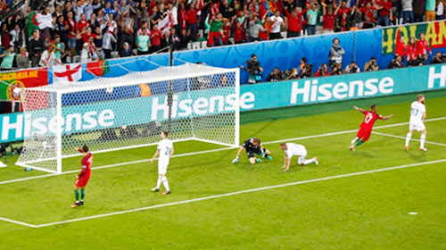 Ảnh đẹp Euro 15/6: "Màn mở hội" sau lưng Ronaldo - 6