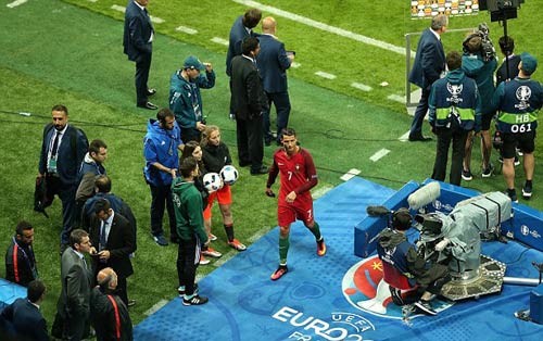 Ảnh đẹp Euro 15/6: "Màn mở hội" sau lưng Ronaldo - 9