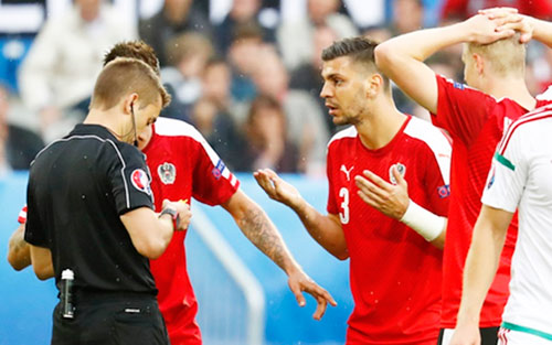 Ảnh đẹp Euro 15/6: "Màn mở hội" sau lưng Ronaldo - 3