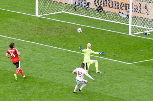 Ảnh đẹp Euro 15/6: "Màn mở hội" sau lưng Ronaldo - 4