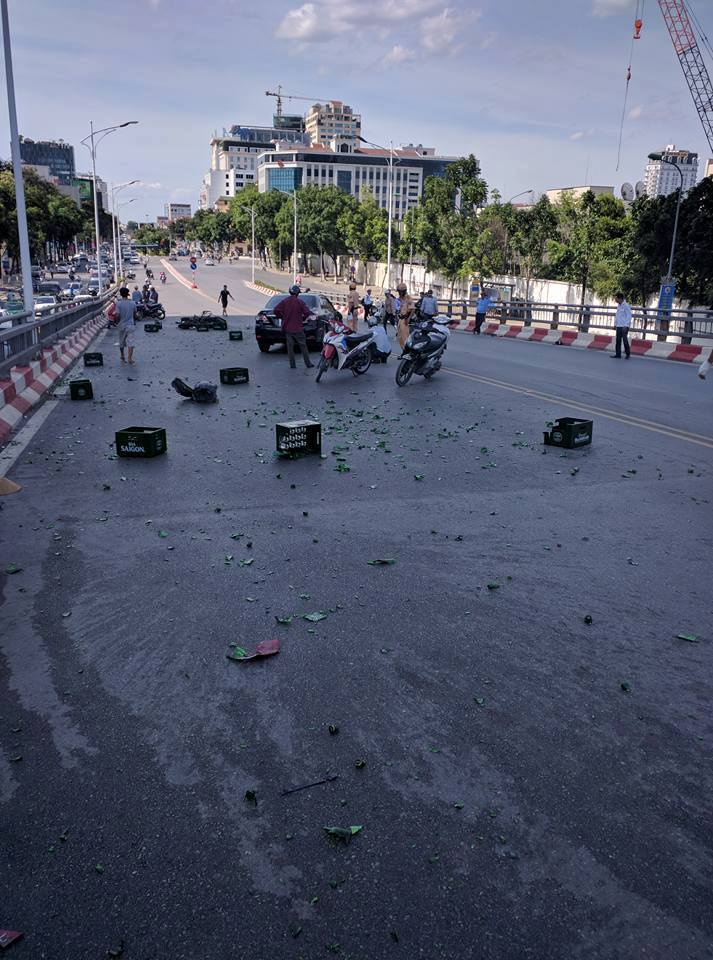 HN: Xế hộp đâm văng 4 xe máy trên cầu vượt thép - 4