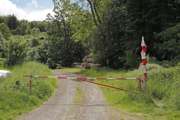 Đức: Mẫu nữ khỏa thân "tàng hình" giữa cảnh nông thôn - 2