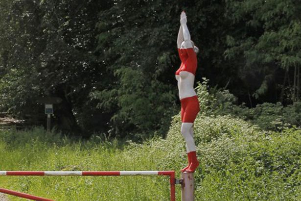 Đức: Mẫu nữ khỏa thân "tàng hình" giữa cảnh nông thôn - 3