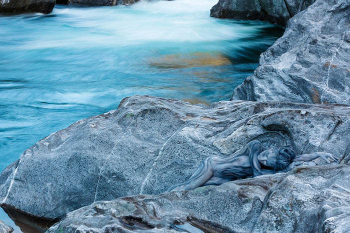 Đức: Mẫu nữ khỏa thân "tàng hình" giữa cảnh nông thôn - 6