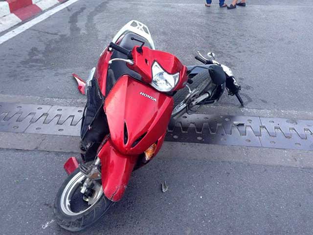 HN: Xế hộp đâm văng 4 xe máy trên cầu vượt thép - 3