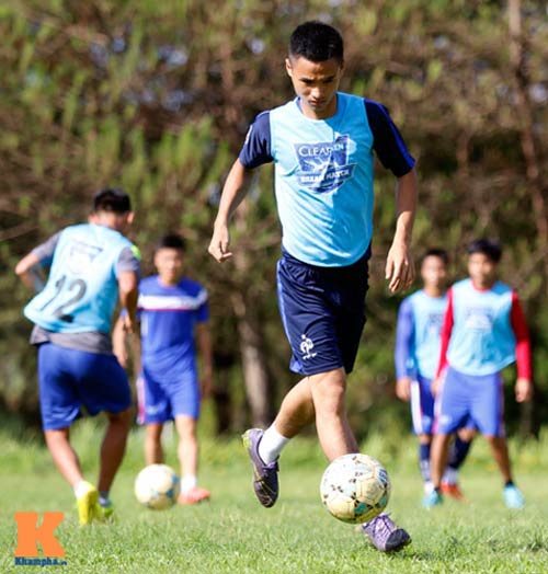 Hồi hộp chờ tân binh thử việc ở đội bóng bầu Đức - 6