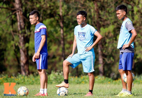 Hồi hộp chờ tân binh thử việc ở đội bóng bầu Đức - 7