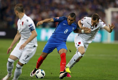 ĐT Pháp thắng nghẹt thở, Deschamps lại “yêu” Payet - 1