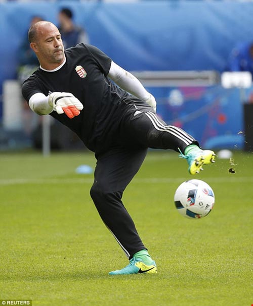 Bí mật chiếc quần dài may mắn của thủ môn Gabor Kiraly - 2