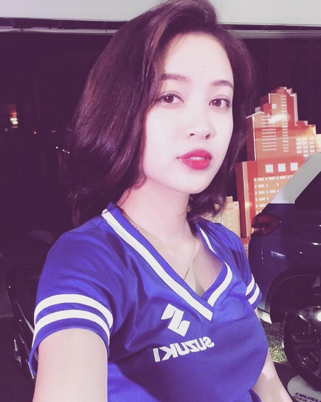 Mới đây, Mạnh Khánh Chi, người đẹp sinh năm 1994 bất ngờ trở thành một hiện tượng mạng xã hội khi cổ vũ đội tuyển Thụy Điển tại Euro 2016.