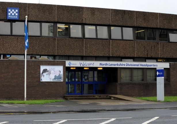 Scotland: Giữa đêm đột nhập đồn cảnh sát chụp &#34;tự sướng&#34; - 3