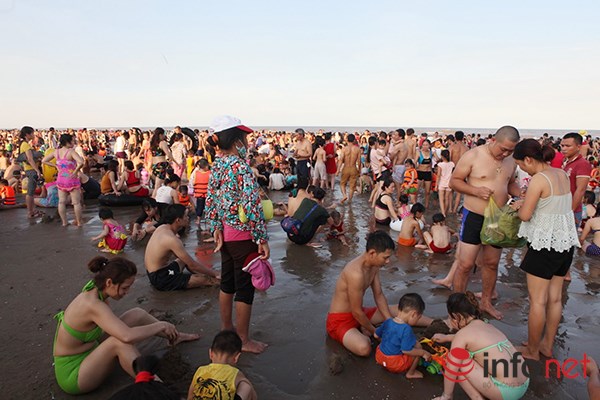 Ảnh: Người ken kín bãi biển Sầm Sơn ngày giữa tuần - 8