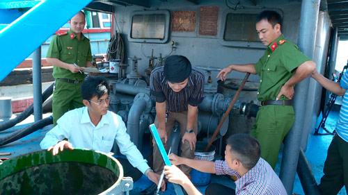 Bắt 2 tàu chở dầu lậu trên vịnh Cam Ranh - 1