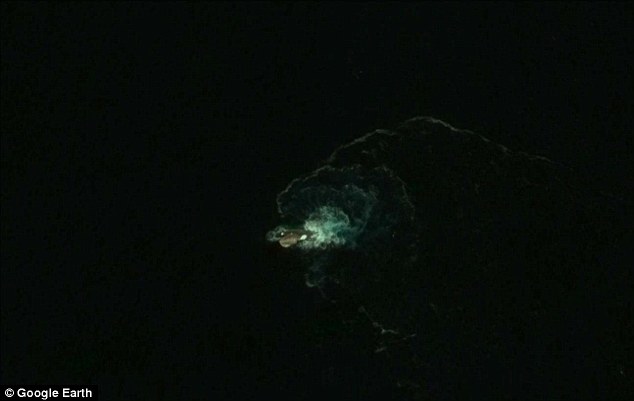 Google Earth tìm ra thủy quái dài 120m khét tiếng? - 1