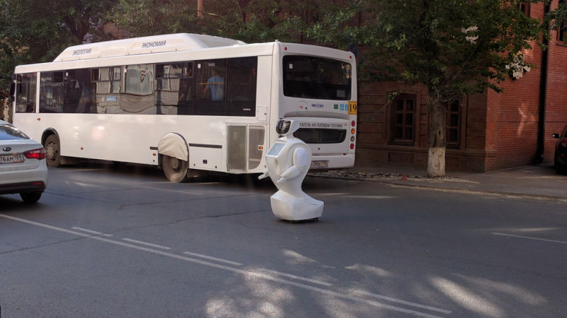 Nga: Robot trốn khỏi phòng thí nghiệm rong chơi trên phố - 1