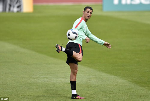 Hết bực bội, Ronaldo chờ "thông nòng" ở Euro - 3