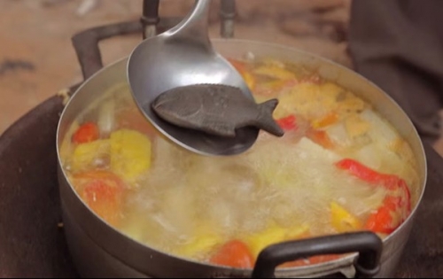 Phụ huynh HN chi tiền triệu mua cá sắt bồi bổ cho con - 1