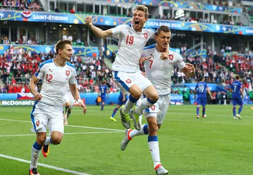 Video HOT EURO 18/6: Tiki-taka, pháo sáng và… mất điểm - 4