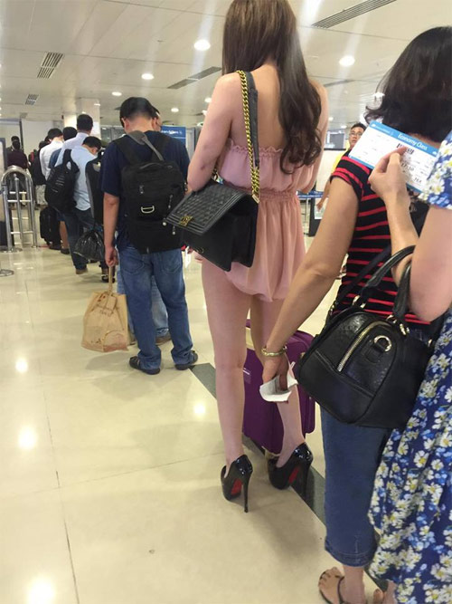 Cô gái mặc váy ngắn như áo tại sân bay Tân Sơn Nhất - 1