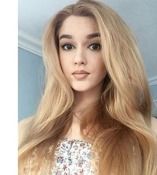 Dù mới chỉ 19 tuổi, nhưng Alisa Manyonok từng tham dự nhiều cuộc thi sắc đẹp như: đăng quang hoa hậu cuộc thi Miss Primorye 2013, Hoa hậu cuộc thi Miss Russia Body 2015 (Hoa hậu).
