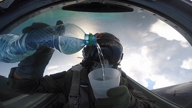 Video: Phi công uống nước khi lái chiến đấu cơ lộn ngược - 1