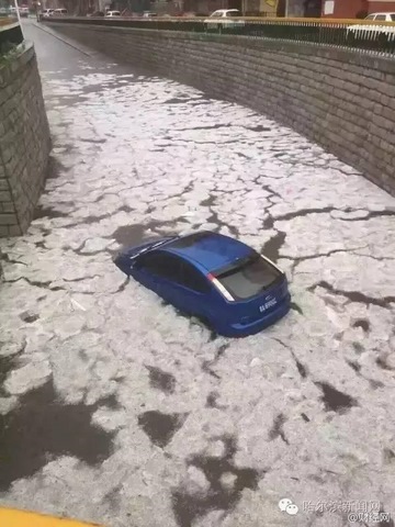 Dân Trung Quốc nhặt mưa đá về ướp lạnh đồ uống - 2