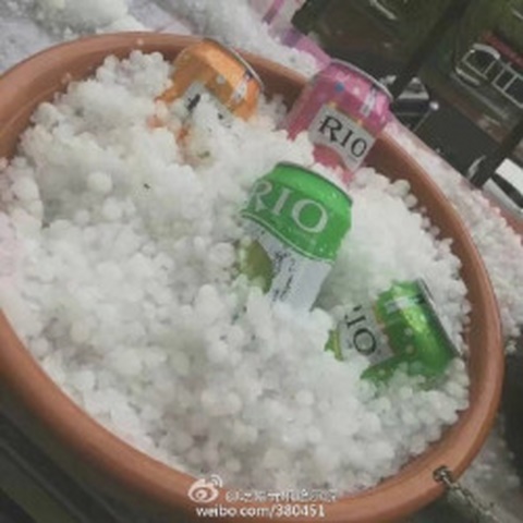 Dân Trung Quốc nhặt mưa đá về ướp lạnh đồ uống - 3