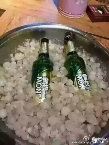 Dân Trung Quốc nhặt mưa đá về ướp lạnh đồ uống - 4