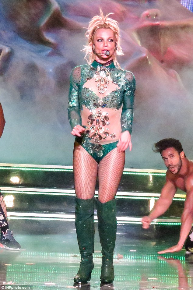 Britney Spears diện loạt đồ diễn sexy như nội y - 1