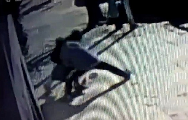 Video: Mẹ liều mình vật lộn với 2 kẻ bắt cóc con ngay trước cửa nhà, kẻ chủ mưu khiến mọi người bàng hoàng!