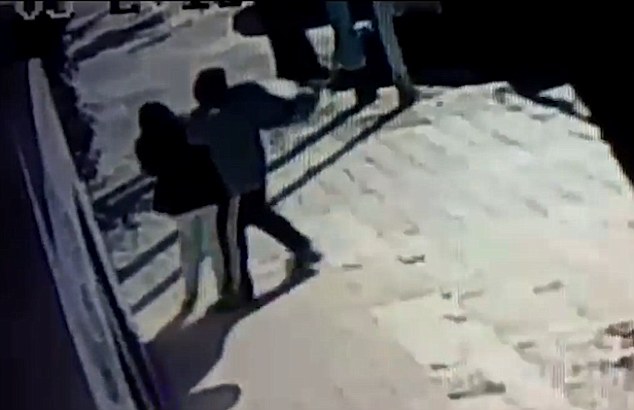 Video: Mẹ liều mình vật lộn với 2 kẻ bắt cóc con ngay trước cửa nhà, kẻ chủ mưu khiến mọi người bàng hoàng!