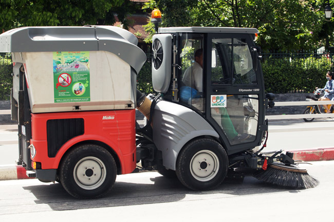 Cận cảnh &#34;siêu xe&#34; hút bụi  trên phố Hà Nội - 6