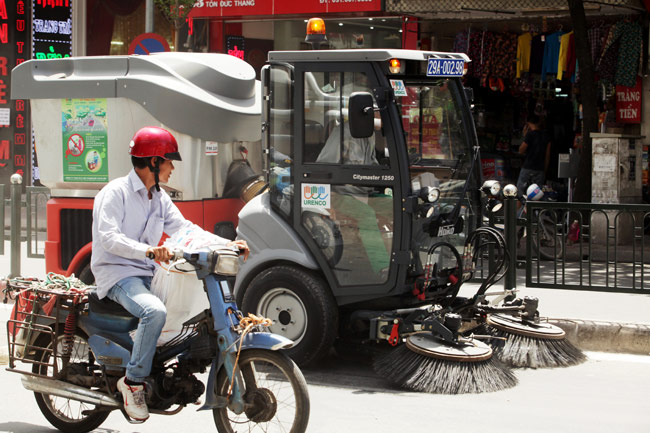 Cận cảnh &#34;siêu xe&#34; hút bụi  trên phố Hà Nội - 8