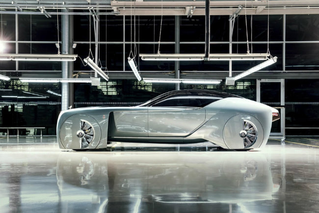Mới đây Rolls Royce cũng hé lộ các nguyên mẫu của một loại xe trong tương lai 100 năm nữa.