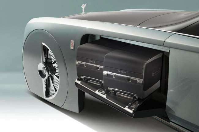 Nội thất bên trong được trang bị các vật liệu chất lượng cao như các mẫu xế cao cấp của Rolls Royce.