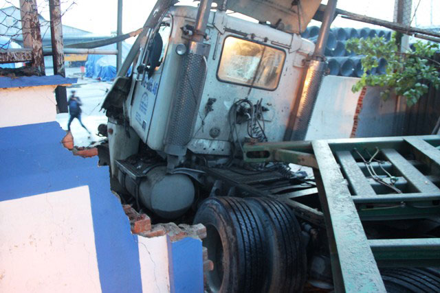 Xe container tông sập tường cảng Nhà Rồng – Khánh Hội - 1