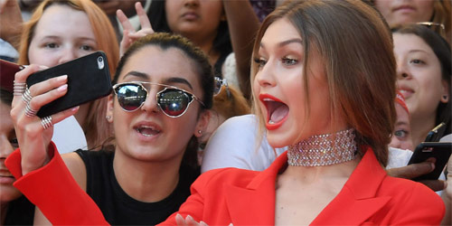 Gigi Hadid mặc áo khoét sâu, quần xẻ tà trên thảm đỏ - 5