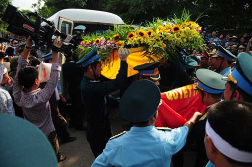 Nghẹn ngào đám tang nơi quê nhà Đại tá Trần Quang Khải