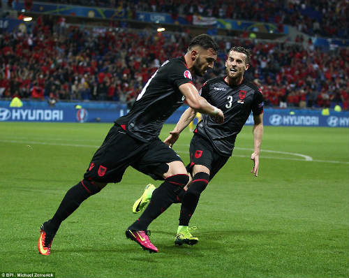 Ảnh đẹp Euro 20/6: Pogba chúc mừng "Ngày của bố" - 2