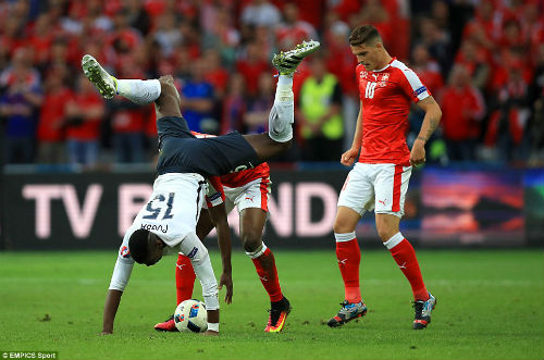 Ảnh đẹp Euro 20/6: Pogba chúc mừng "Ngày của bố" - 6